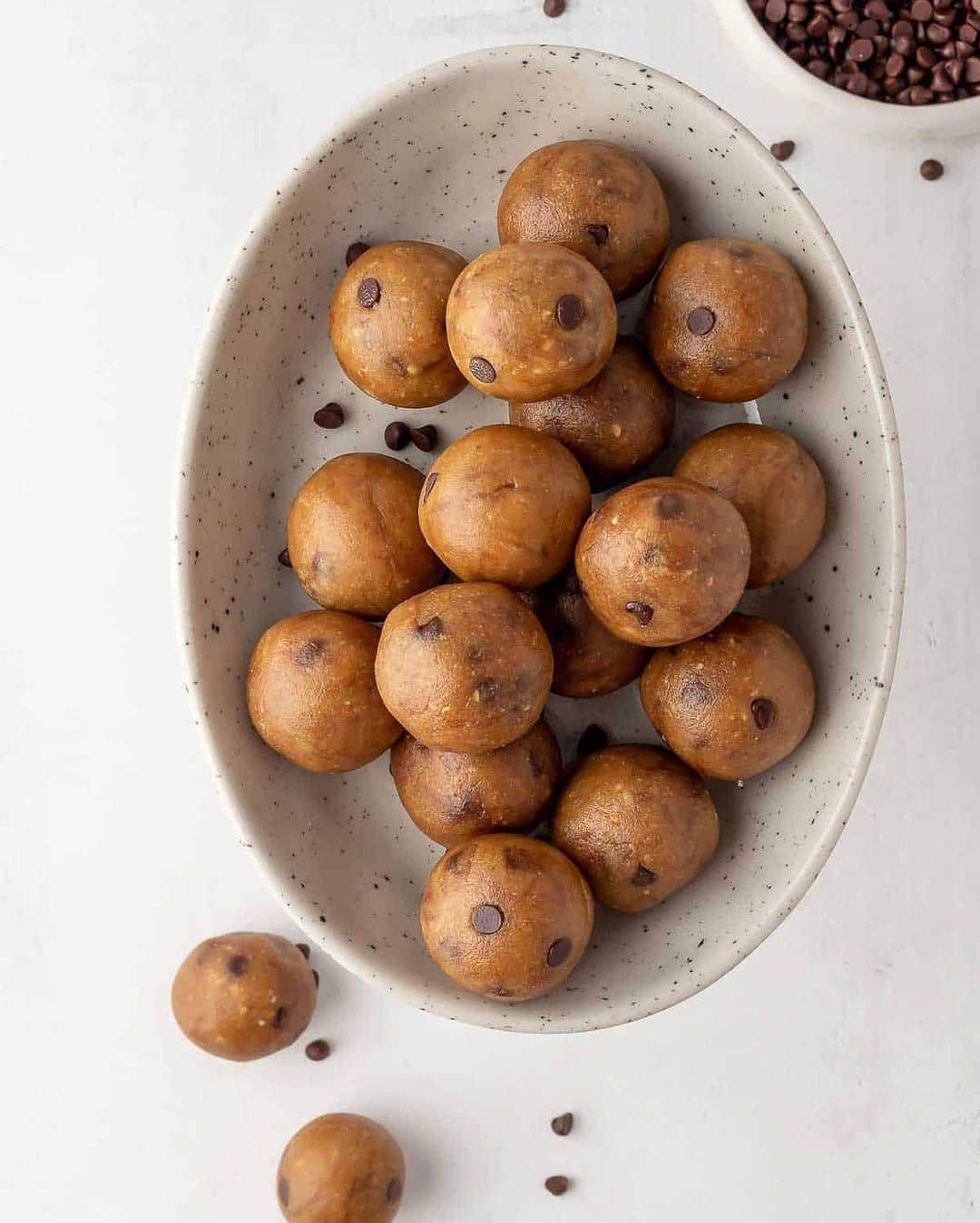 Easy Recipesのインスタグラム：「Made with a few simple ingredients, these Cookie Dough Protein Balls are perfect as an on-the-go snack. All you need are pantry staples and you’ll have these no-cook energy balls ready in no time!  Full recipe link in my bio @cookinwithmima  https://www.cookinwithmima.com/cookie-dough-protein-balls/」