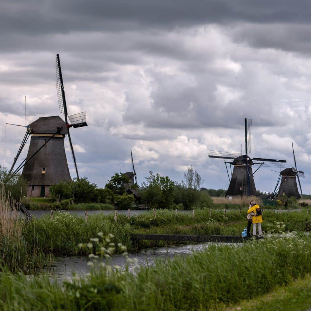 National Geographic Travelさんのインスタグラム写真 - (National Geographic TravelInstagram)「Photo by Muhammed Muheisen @mmuheisen | People embrace by the windmills of Kinderdijk, a UNESCO World Heritage site in South Holland, Netherlands. For more photos and videos from different parts of the world, follow me @mmuheisen.」7月28日 1時00分 - natgeotravel