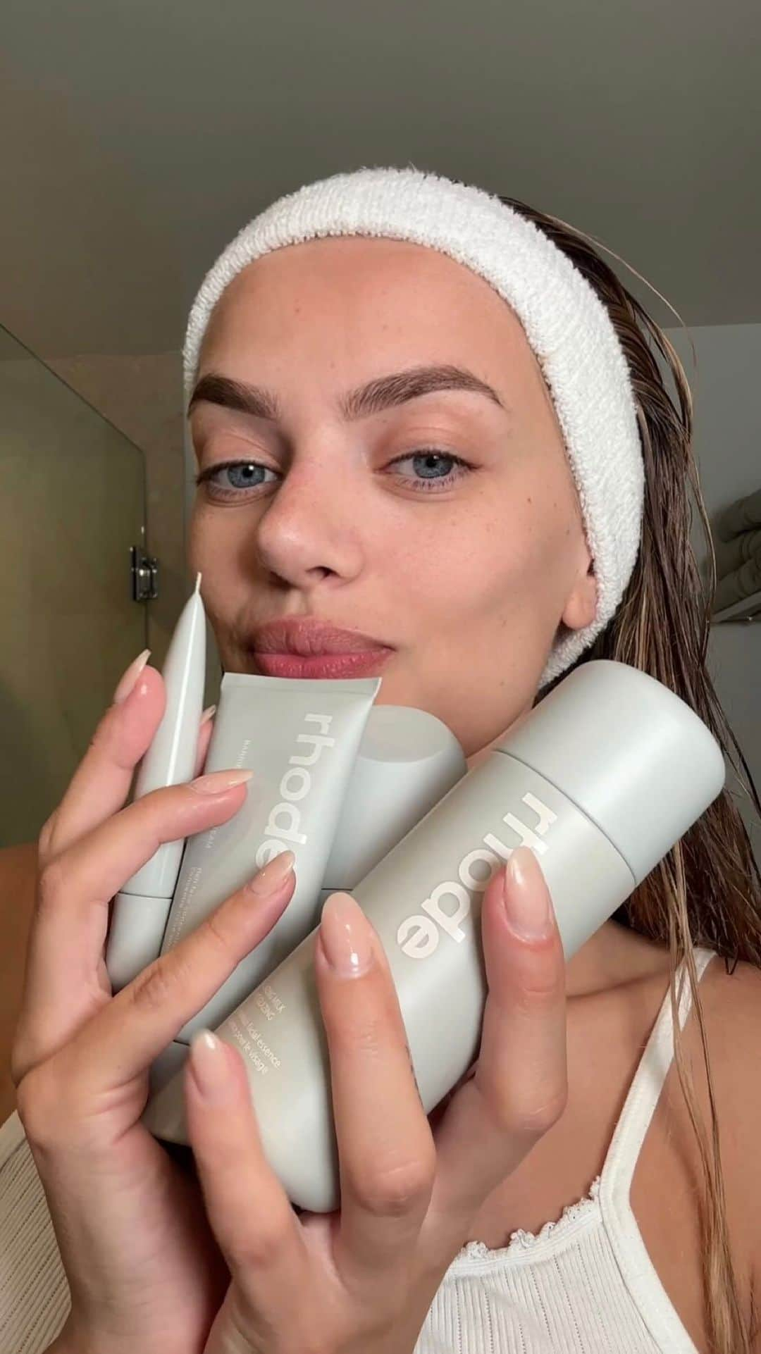 ブレッヒェ・ハイネンのインスタグラム：「Trying some new @rhode goodies 🤍 Step 1 glazing milk🥛 (obsessed) Step 2 peptide glazing fluid  Step 3 barrier restore cream  Step 4 peptide lip treatment, vanilla」