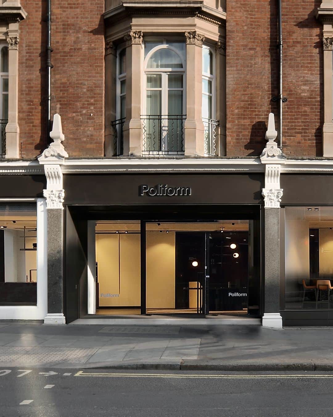 Poliform|Varennaのインスタグラム：「Poliform’s Wigmore Street showroom, at the heart of Marylebone’s design district, has been recently renovated: first opened in 2019, the showroom showcases the company’s core products in over 5,000 square feet of showroom space. Spread over two floors, the store allows clients to immerse themselves in the world of Poliform and admire the varied collection in its entirety, including kitchens, finely crafted furniture, storage systems, bookcases, beds: a range of unique, stylishly designed products perfect for all kinds of lifestyles and living spaces. Discover Poliform London Wigmore street showroom on poliform.com  #Poliform #Design #MadeInItaly #PoliformStore #PoliformShowroom #Furniture #FurnitureShop #FurnitureStore #PoliformLondon #London #wigmorestreet  #londonfurniture #londonfurnitureshop」