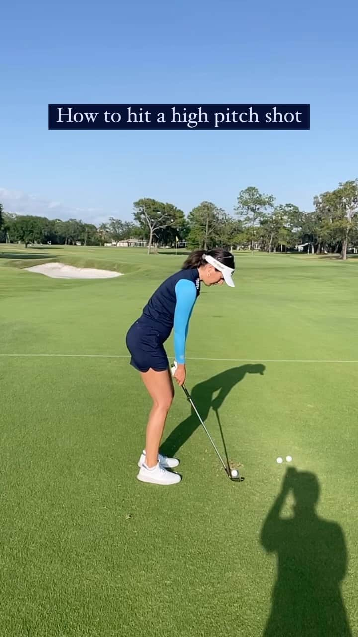 サンドラ・ガルのインスタグラム：「High soft pitch shot   1. Narrow stance, ball in the middle, weight slightly forward  2. Match your backswing hinge with your follow-through re-hinge   Have fun 😊」