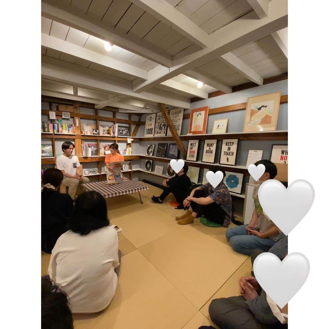 緒方桃子さんのインスタグラム写真 - (緒方桃子Instagram)「【朗読会】 田原町の  Readin' Writin' Book Store さんで 『絶望オムライス』の朗読会でした！  連日の猛暑の中、足をお運び頂いた皆様 本当にありがとうございました🥹  Instagramをご覧頂き 来てくださった方もいらして、 とても嬉しかったです。  本に囲まれての朗読は とても贅沢な時間でした。 店主の落合さん、著者の神原さん、ありがとうございました！  本日は紀伊國屋書店 新宿本店です。 ふらっと立ち寄っていただけると嬉しいです☺️」7月28日 1時08分 - momokoogata0403