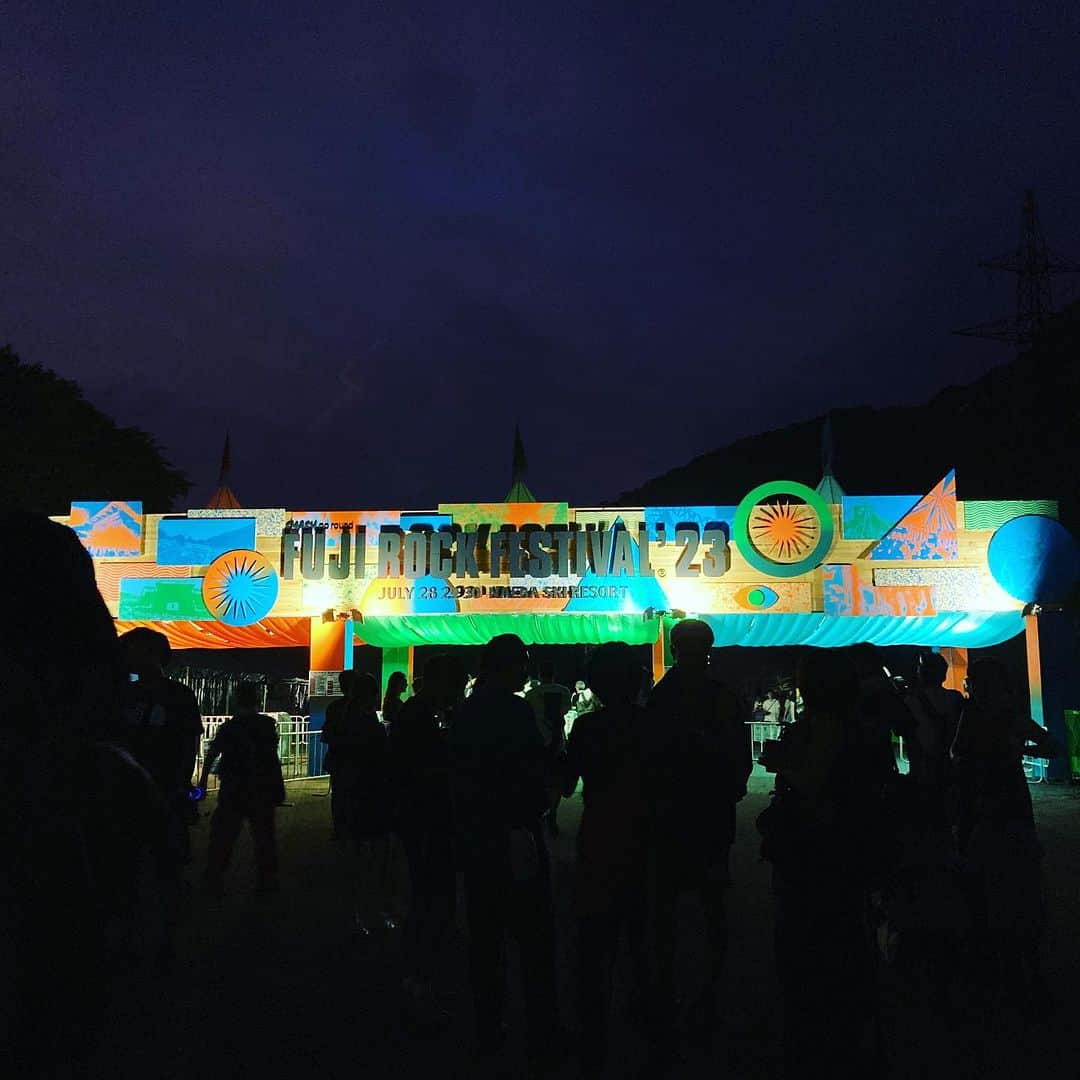 土井コマキのインスタグラム：「初めてのフジロック前夜祭。山伏が吹く法螺貝を聴きながらの打ち上げ花火、強靭なneco眠るって感じのインドのバンド、もち豚で乾杯、声をかけたらだいたい韓国人、他、カオスな夏祭りだった。 #fujirockfestival  #fujirock  #フジロック #komaki802  #802mg  #fm802」