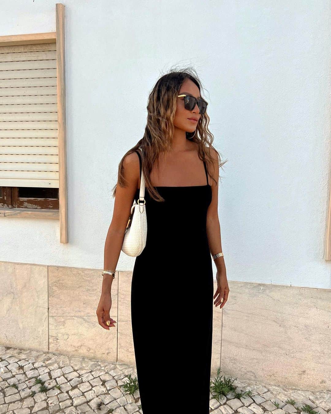 ジュリー・サリニャーナのインスタグラム：「Sometimes all you need is a LBD- I always pack one whenever I travel! 🖤 #portugal」