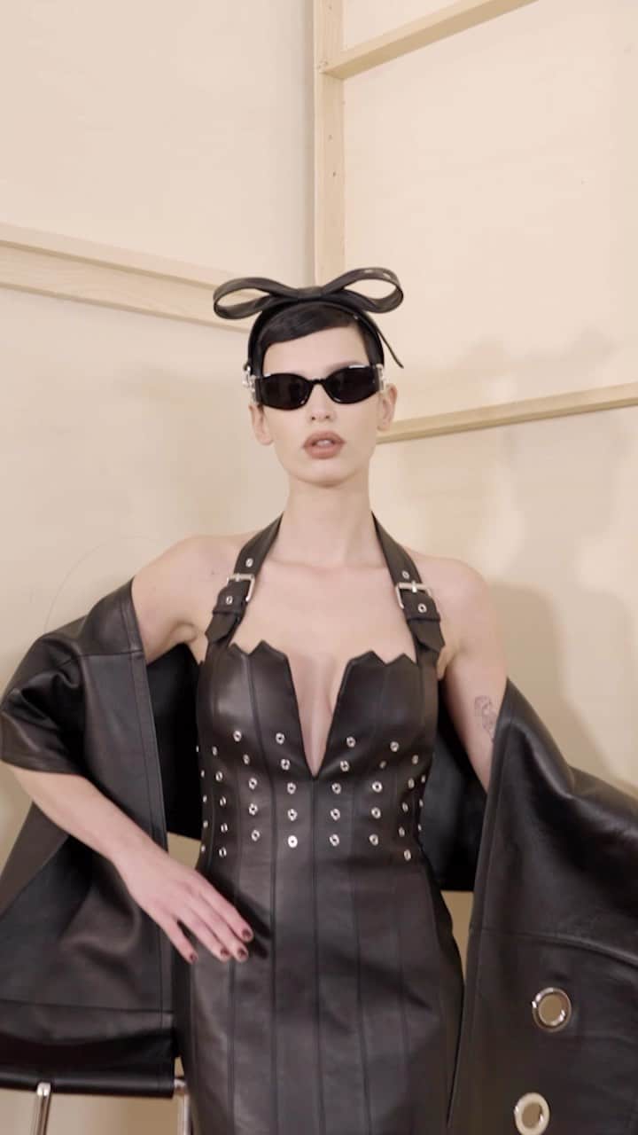 Moschinoのインスタグラム：「Why wear anything other than black? No seriously, why? Explore enviable ensembles in elegant leather and accessories to swoon over.   Find more pieces to lust after at the link in our bio.   #Moschino #MoschinoPreFall23」