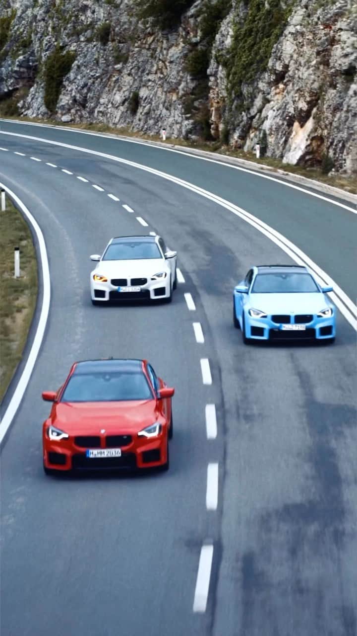 BMWのインスタグラム：「Rule #1, you show love to the BMW community. The BMW M2. #THEM2 #BMWM #M2 #BMW #MPower #BMWCommunity __ BMW M2: Combined fuel consumption: 10.2–9.6 l/100 km. Combined CO2 emissions: 231–218 g/km. All data according to WLTP. Further info: www.bmw.com/disclaimer    Closed course, do not attempt*」