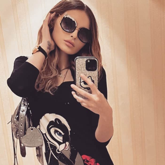 スネジャナ・オノプカのインスタグラム：「Be yourself, believe in yourself, never listen what people saying !DONT TRY TO BE LIKE OTHERS, BE UNIQUE 🖤」