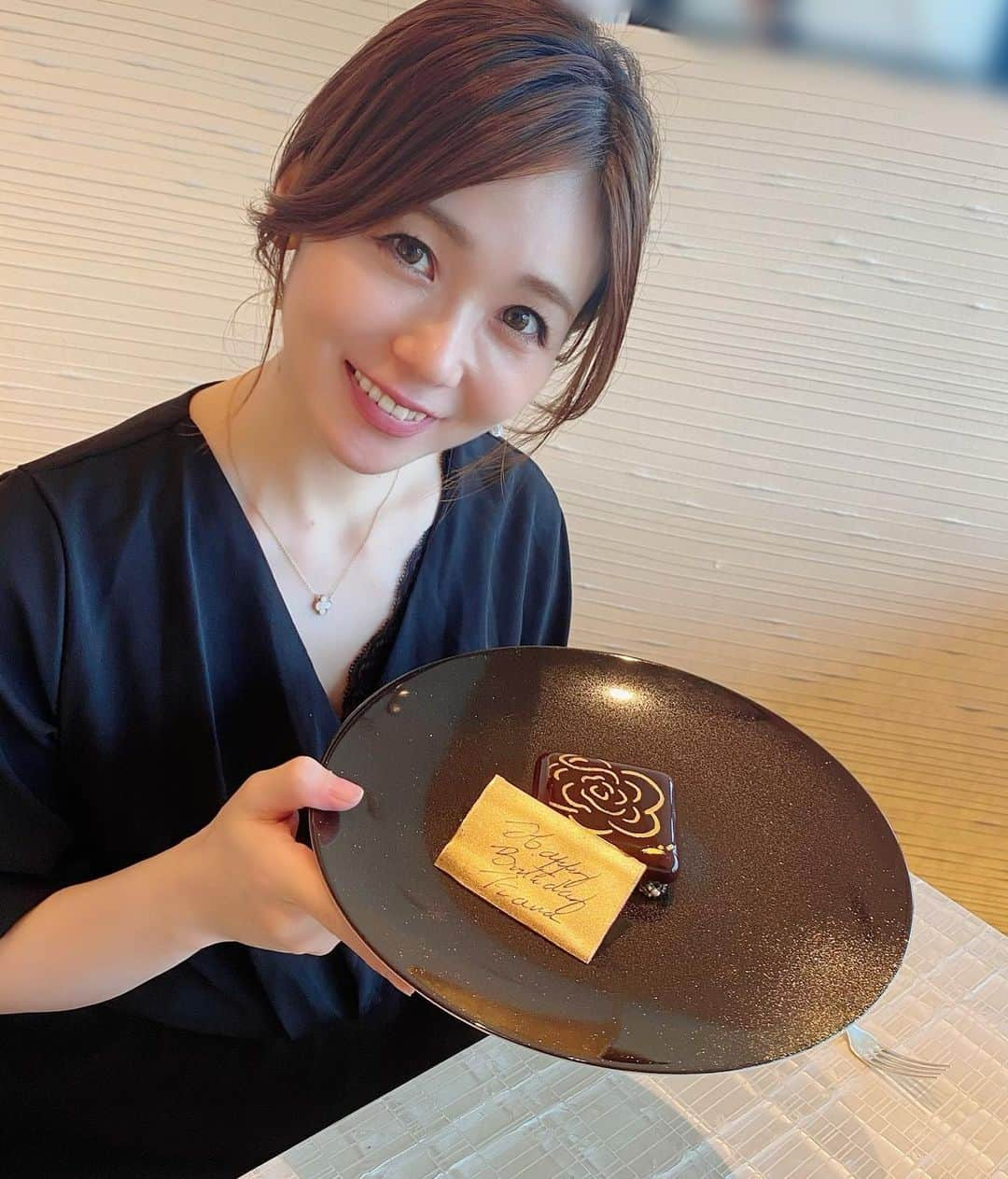 築山可奈のインスタグラム：「. 38歳になってしまいました🤗💕  良い意味でも悪い意味でも図々しくなり どんどん人間味増しております😂  40まであと少しあがくどー💪❤️‍🔥 Happyな1年になりますよーに✨✨  #7月25日生まれ #誕生日 #38歳になりました #アンチエイジング」