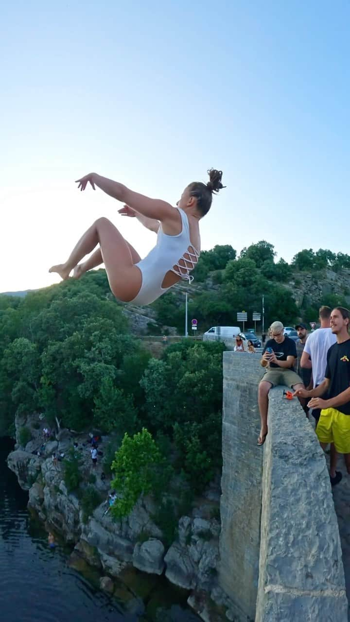 ローラ・マリノのインスタグラム：「💣 NEW DIVE 💣 J’ai fait un nouveau plongeon les gars !!! 😱🤯😵‍💫 J’avais peuuuuuuuur 😰🫣🥶 mais je savais au fond de moi que je l’avais et la vibe de fin de journée sur ce pont que j’aiiiiime d’amour m’a bien aidée.   💥Double Gainer Diver style in the books 📚🤓🤩🥳 et TROP CONTENTE !!!   🌪 après on a sauté à 12 en même temps, j’ai failli atterrir sur @brendouwade que je surveillais du coin de l’œil ce qui m’a valu un plat de la face, alors quand ils l’ont refait à 18 (18 personnes oui, pas 18m) derrière j’ai passé mon tour… 🤯  ⚠️⚠️⚠️ C’est mega dangereux y’a des cailloux à des endroits précis dont on avait connaissance alors ne faites pas pareil sans être aussi sûrs et précis qu’eux !!!   C’était le Jour 5 du Cliff Tour by @french.cliff.connection x @freelife_culture  📍 Issensac, Hérault - 14m  🩱 @deeply_europe (2nd main) 🎥 @goprofr by @cgrdt & @maevasanuy au 🤳   #cliffjumping #france #cliffjump #jump #travel #summervibe #sendit #womenathletes #nature #cliff #neverstopexploring #explore #doublegainer」