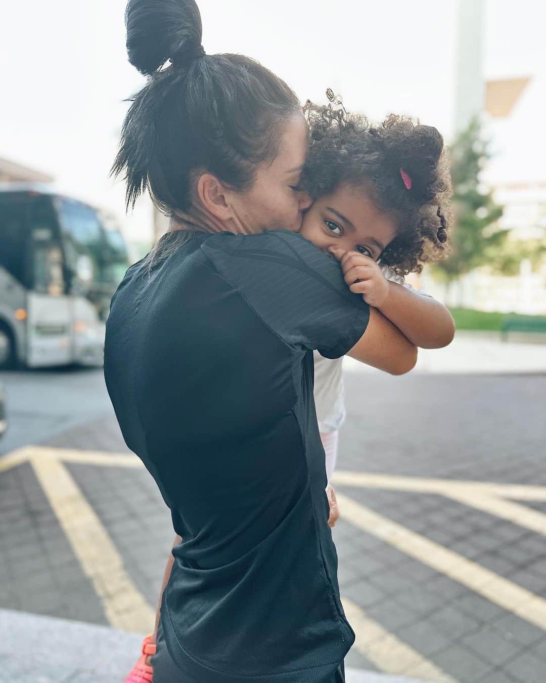 アリ・クリーガーのインスタグラム：「We made it to DC all in one piece! I love my baby so much! 🥹❤️」
