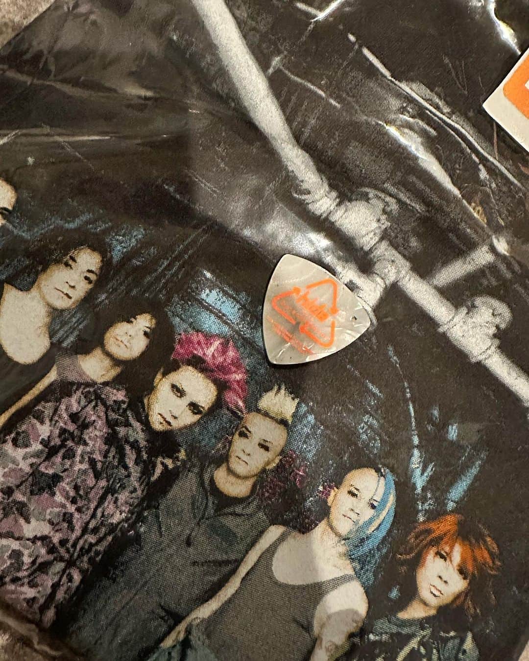 のインスタグラム：「誕生日を迎えました！ 日付が変わったので昨日hide Memorial Day 2023にhide with Spread Beaverを観に行ってきたんだ！  Chirolynさん前日に連絡してすいませんでした!!笑  LIVEが最高過ぎてもう感無量だった。限界破裂とTELL MEのソロのとこ泣いちゃうよあんなの。  INAさんは今回沢山お仕事してくれてありがとうございましただし、JOEさんは相変わらず叩き方も見た目もカッコいいし、DIEさんはMC頑張ってたし(笑)、Chirolynさんは存在がカッコいいし面白いし、PATAさんはイエローハートやばかった(詳しくは書けない)し、K.A.Zさんも存在がカッコいいしたまに煽ってくる感じとかあぁぁぁ上がるぅぅぅってなるし、Kiyoshiさんはもう弾き方カッコ良すぎマジ神だった。hideちゃんはもう孤高の存在。  目と耳が幸せでした。  打ち上げ行かせてもらったんだけど、日付変わってKiyoshiさんお祝いにほっぺにちゅーとピックをくれました。家宝！しあわせ!!  ほとんどのメンバーにおめでとうって言ってもらえてKiyoshiさんにはソロで、Chirolynさんはおっきい声でハッピーバースデーを歌ってくれた結果近くにいた人達も歌ってくれたりしてとっても幸せな誕生日をもう既に迎えてしまいました!!何人かと写真も撮れたし！載せないけど！  こんな日が来るなんて！  めちゃくちゃ人見知りな俺だけど大好きな人達にはグイグイ(自分の中では)頑張って行ってよかった！そしてサポートしてくれた海もありがとう！  大好きな人達に囲まれて幸せ!!  今日は渋谷Veatsでvistlipのライブがあるのでまたそこでも沢山のお祝いと声下さい!!  また今日の夜なみんな！  #hide  #hidewithspreadbeaver  #hidememorialday2023  #vistlip」