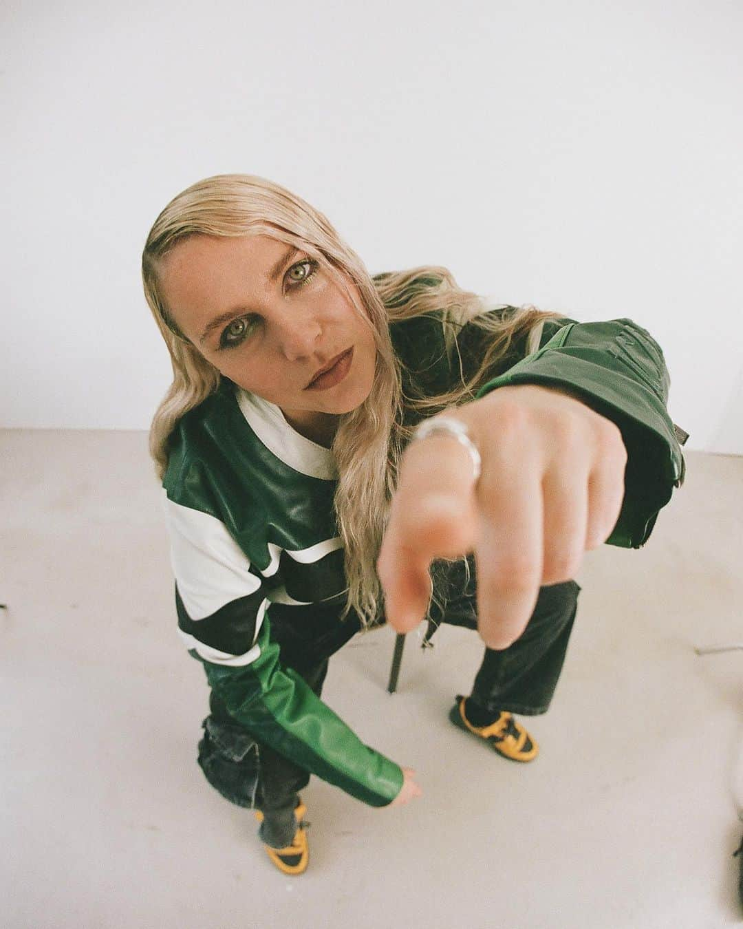 アイスバーグのインスタグラム：「Irish born, Berlin based DJ & Producer, @sallycberlin, wears the ICEBERG FW23 leather jacket to unveil her summer tour around Europe.  Photo : @daantjedamage Production : @lovefoxy HMU : @liv_gate Styling : @oliveduran Styling Assistant : @porcupine________  www.iceberg.com  #iceberg1974 #iceberg #fw23 #IcebergCommunity #SallyC」