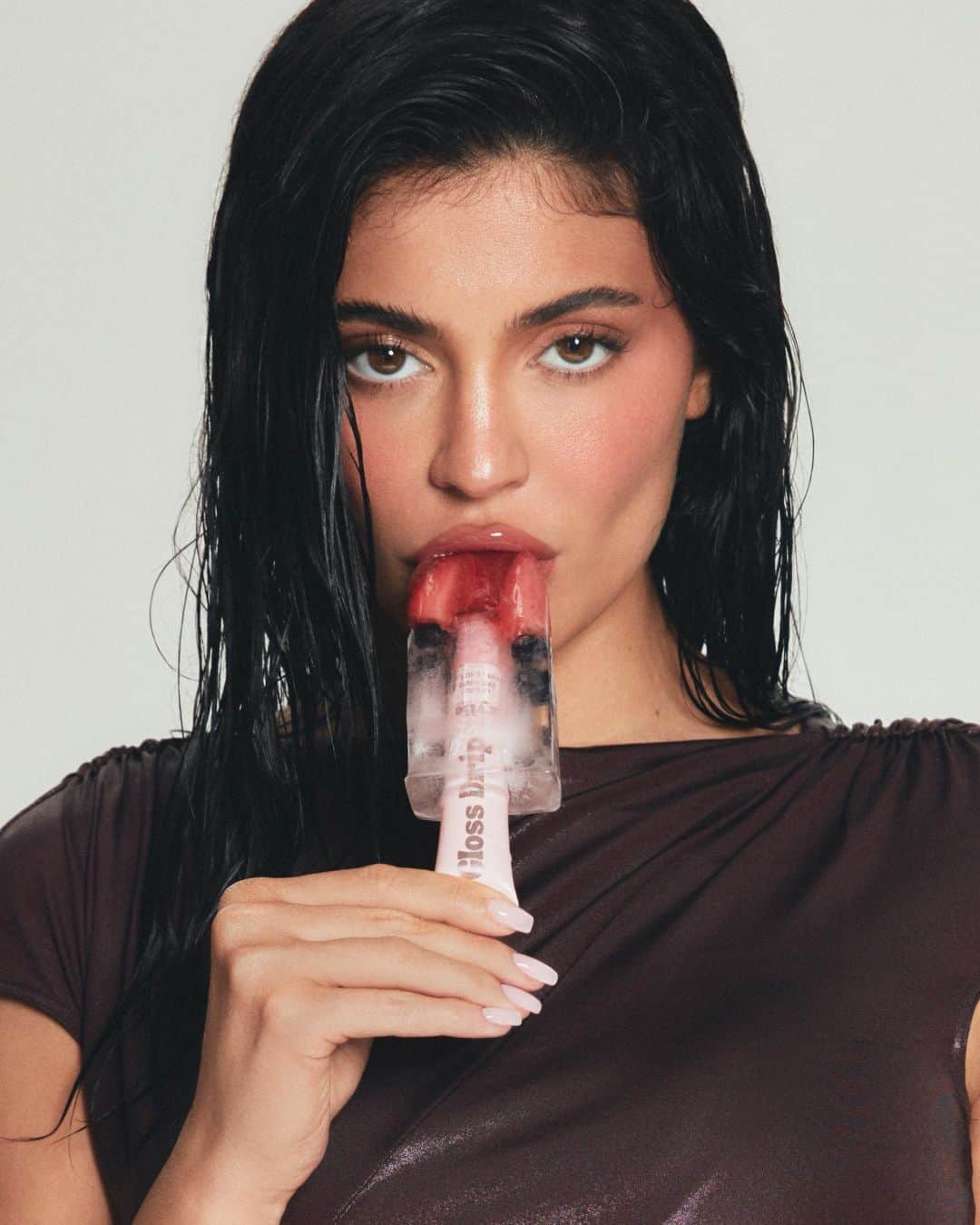 のインスタグラム：「dropping 3 new shades of our award winning GLOSS DRIP for the summer ! 💦 the best juicy, reflective, mirror-shine gloss that lasts extra long on the lips 🫶🏻🫶🏻 i can’t wait to show you these yummy new shades. so yummmyy i could eat it 😜 coming august 8th ! @kyliecosmetics」