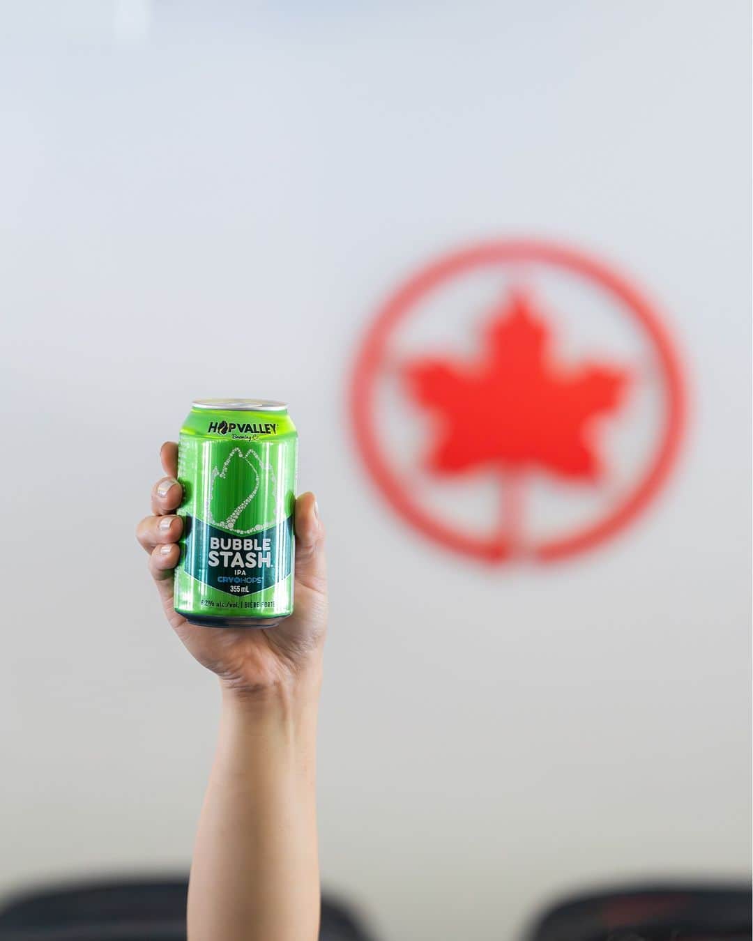 のインスタグラム：「Why not get hoppy? @hopvalleycanada, one of the new additions to our craft beer menu, is now available on all flights. . . Passion houblon! Parmi les récents ajouts à notre carte de bières artisanales, la @hopvalleycanada est maintenant offerte à bord de tous nos vols.」