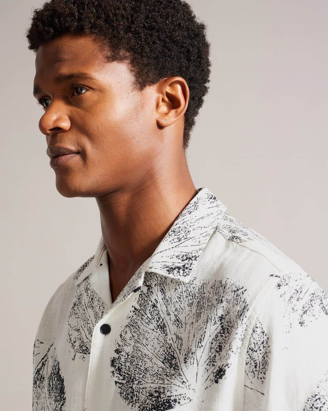 Ted Bakerのインスタグラム：「Summer prints are calling. Bring the beach to wherever you are.  #TedBaker #ItsAShoreThing」