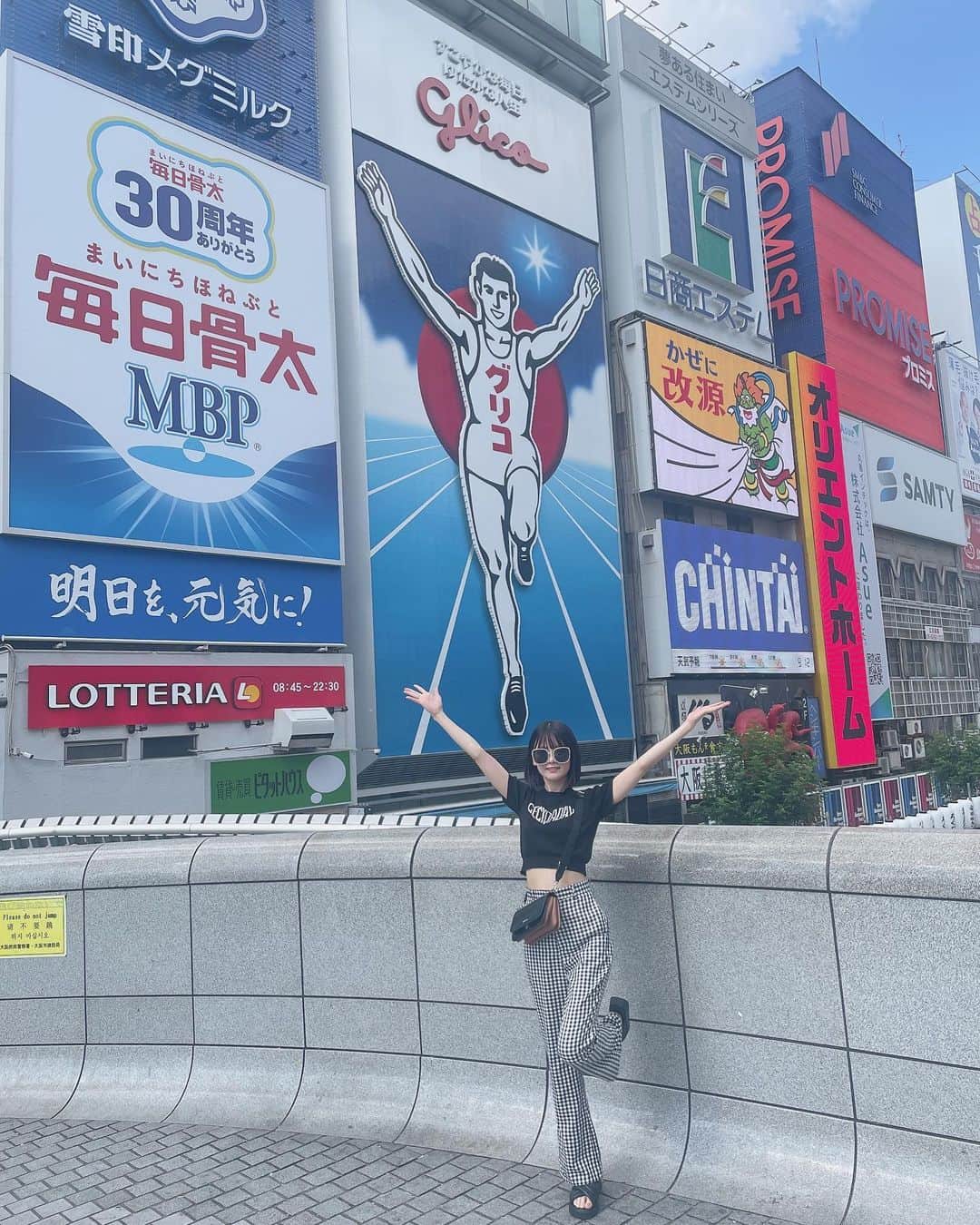 宮川里奈さんのインスタグラム写真 - (宮川里奈Instagram)「姉にスタンプ？と いじられていたサングラス もうスタンプにしか見えなくなりました☺️ #大阪 #旅行」7月28日 2時12分 - rinamiyakawa0926