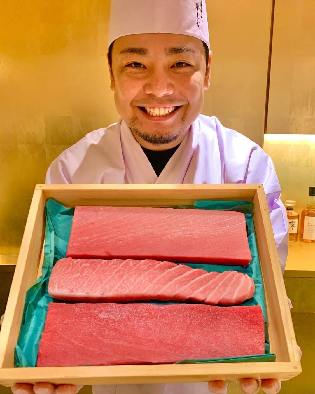 樫原伸彦のインスタグラム：「. めちゃ良い笑顔よね？ｗ  大将のナイスキャラと イケイケの「強い」運営戦略が SNSやメディアで話題騒然！  7月9日 小田急サザンタワー19階に出店された 「有楽町かきだ」さんに 初ダイブ！  「最強のおまかせコース」  強い。。。  前菜 茶碗蒸し 天ぷら3種 イクラ松前漬け太巻き 平目の昆布〆 かつお◎◎ しまあじ とろたくまき むろあじ ひめだい いか◎ 鉄火巻き のどぐろ◎ 納豆巻き◎◎◎ （鶏の唐揚げ） 赤身 かにかま巻き うに◎ 中トロ◎◎◎ 漬け◎ 大トロ◎◎ 甘エビ味噌汁 穴子 和牛◎ （鉄火巻き） （トロタク巻き）  ハーゲンダッツ（おかわりOK)からの  おかわり寿司 食べ放題タイム、、、  いやいやいやいや… お腹ぱんぱん… ギブアップorz ちっきしょーーー マジで強い。 食べてないネタの数々…  完敗😭  かなり上等なネタの 「最強のおまかせコース」 寿司食べ放題が11,000円 ＋アルコール飲み放題が1,000円だから 合計・税込み12,000円(1人)とは 驚愕のコスパ。  唐揚げや巻物はスルー可能。 でも巻物も美味いのよこれが、、、 納豆巻き、強い！  リベンジとして大食いを連れていきたいのでw コースを2周する自信のある強い身内は 大至急、LINEで立候補よろ！！  #寿司 #すし #しーすー #sushi #tokyo #JAPAN #shinjuku #新宿  #小田急 #サザンタワー #食べ歩き #グルメ #予約困難店 #fish #sashimi #japanesefood #和食 #日本料理 #foodie #foodstagram #yummy #delicious #食べ放題 #allyoucaneat #飲み放題 #tuna #マグロ」