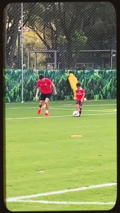 オスカルのインスタグラム：「#tbt X1 against my son 😅 ⚽️」