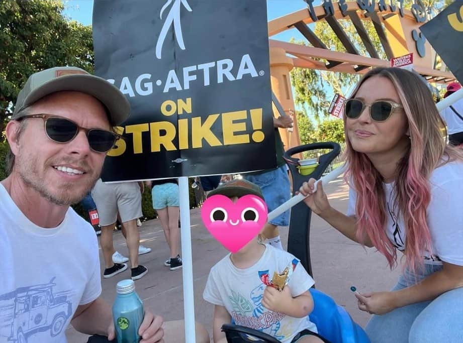 カミラ・ルディントンのインスタグラム：「We call this a “pre-nap protest” 💗 #sagaftrastrong #sagaftrastrike」