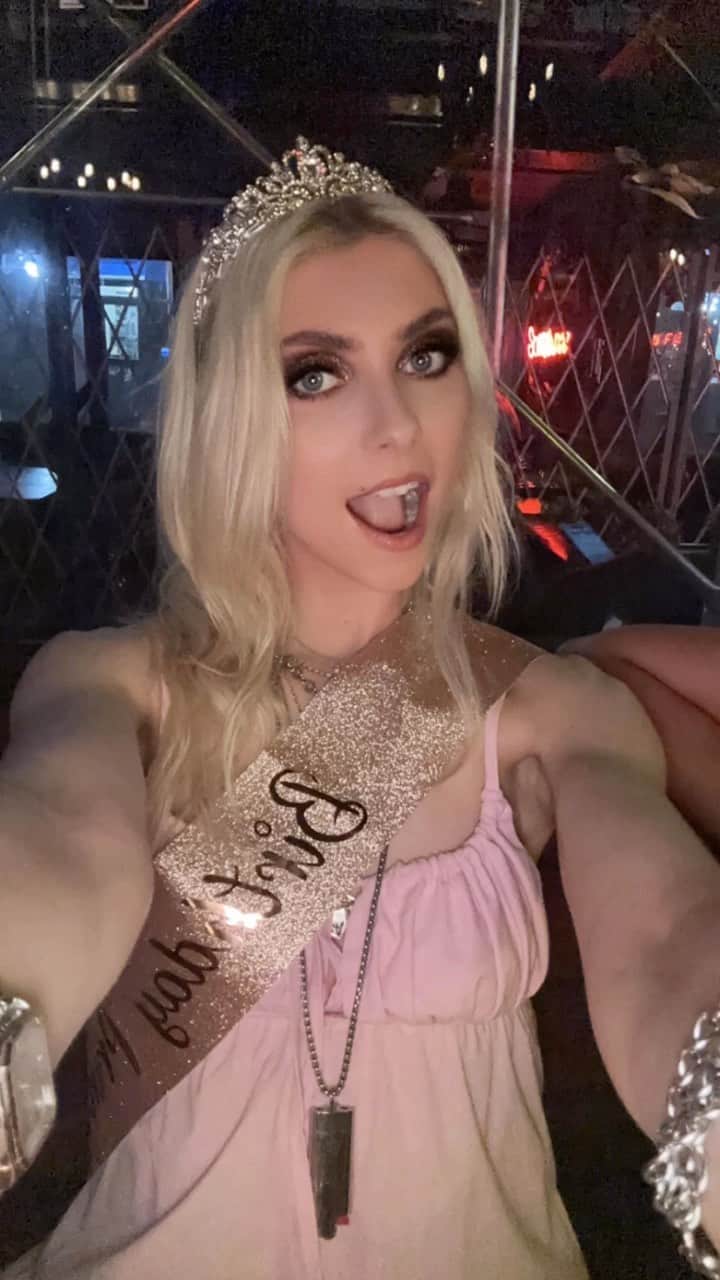 テイラー・モンセンのインスタグラム：「I’ve never had so many people wish me happy birthday in my whole life!  So overwhelmed!  Thanks everyone for the wishes and making this the best birthday ever!  I ❤️❤️❤️ you all !!!! 😘😘😘😘😘😘😘😘😘😘🎂🎂🥳🥳🥳🎈🎈🎊🎊🎊」