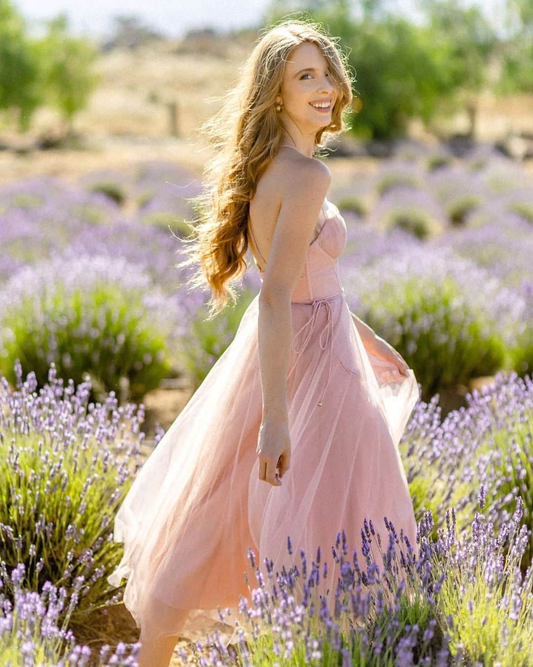 アシュリン・ピアースさんのインスタグラム写真 - (アシュリン・ピアースInstagram)「“The Best Is Yet To Come” ✨  Photography: @ohwowtina  For: @shopmorninglavender   #MorningLavender #Model #Models #Modeling #PhotoShoot #Boutique #LavenderFields #LavenderHaze #Fashion #Photography #FashionPhotography #Dresses #SummerVibes #AshlynPearce #RedHead #RedHeads #BestPhoto #Beauty #Beautiful #CurlyHair #Dress #Pretty」7月28日 2時31分 - ashlynpearce