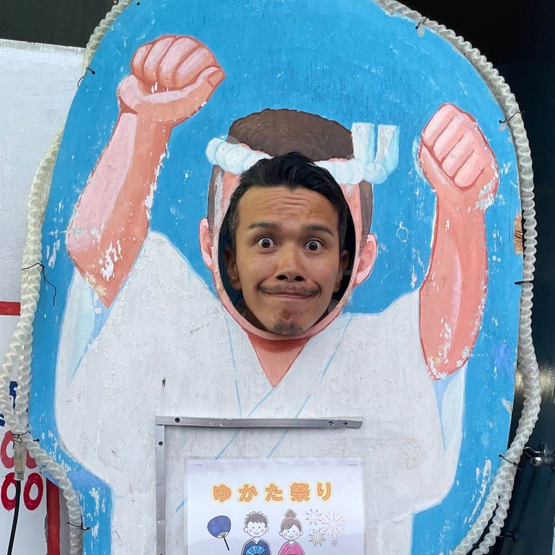 ビートないとーのインスタグラム：「おはようございます😃 本日40歳になりました👍✨ 今年も奄美大島で誕生日を迎える事ができました🤝  自分が40代になるとは🏄  こんな顔はめを喜んで写真におさめてくれる妻に感謝😂🙏✨  これからもよろしく👍一緒に遊んでね👌  そして、こんなバカ息子を産んで育ててくれた両親に感謝です🙏」