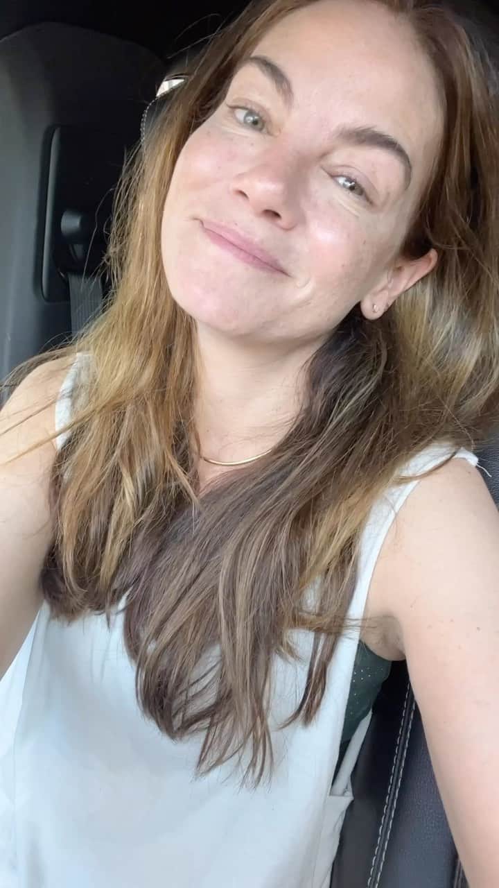 のインスタグラム：「Melanoma is the most common cancer in females aged 25-29. This alarming statistic can be linked to the use of tanning beds as a youth and young adult. I know this, because I was one of them. As a melanoma survivor and skin cancer prevention advocate, please consider joining me, @skincancerorg and @refinery29 and sign the petition in my bio banning the use of tanning beds for anyone under the age of 18. Let’s protect the skin we’re in! 💛 www.skincancer.org/get-involved/sign-the-petition/」