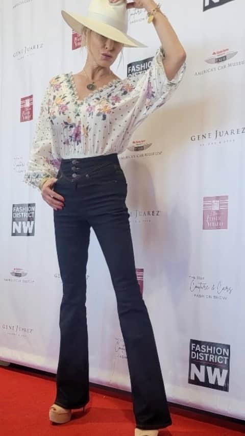 ジョシー・ビセットのインスタグラム：「An incredible evening at the @lemayacm Museum, hosting the 5th annual Couture and Cars Fashion Show @fashiondistrictnw .Combining two of my favorite things - fashion and vintage cars, under one roof. Such a unique backdrop for the show and the view was simply spectacular!  My dear friend and fantastic director @actormarks Thank you for joining! Now let's go make a movie! #WESTBROOK  Pants @veronicabeard Top@Farmrio and Hat @janessaleone #CoutureandCars #FashionShow #vintagecars」