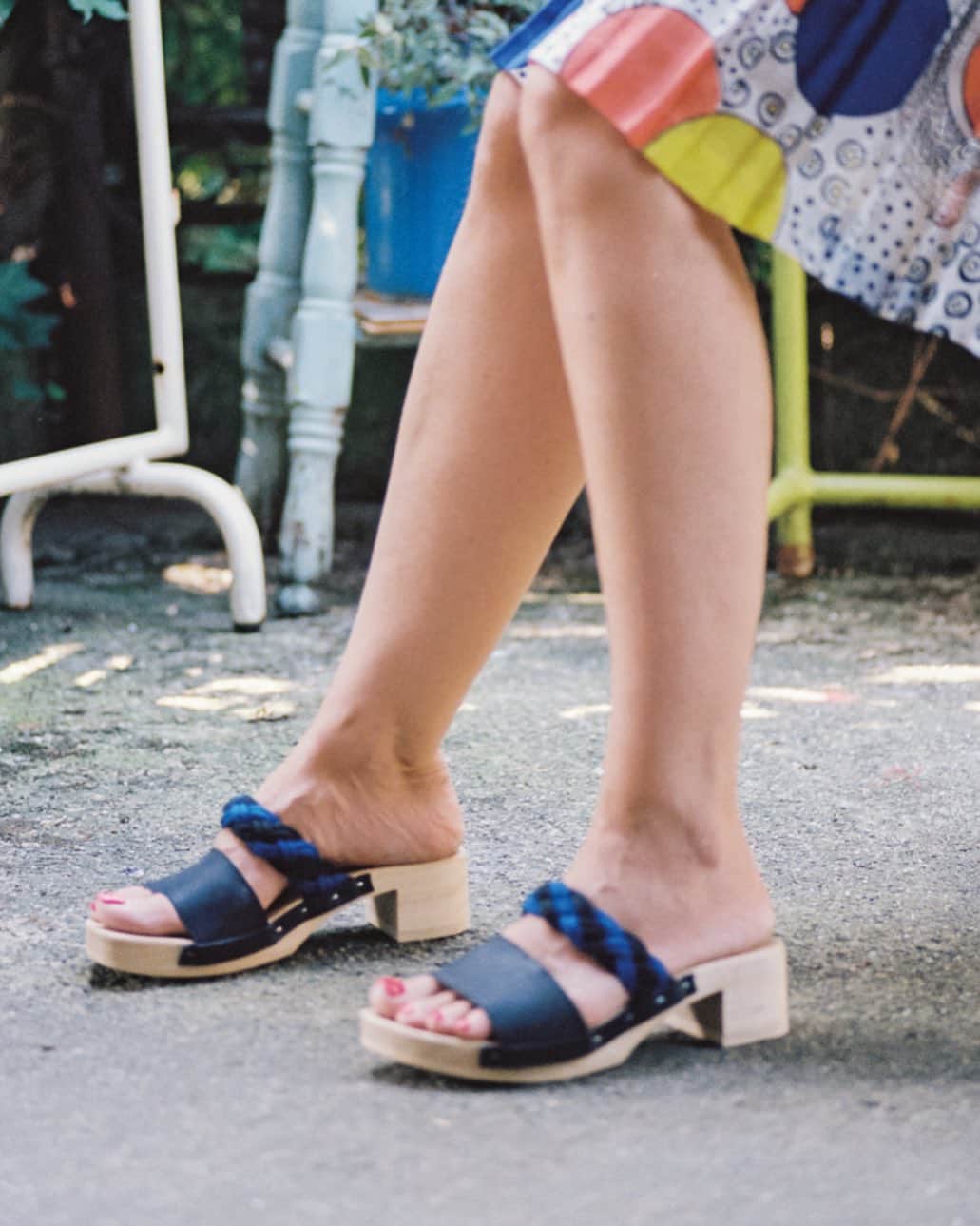 ロサモサのインスタグラム：「flexible soles and some CHIC is all we need 🌹🪞!! + photo @nekomunikata  styling @svilasvila  model @jbt3000」