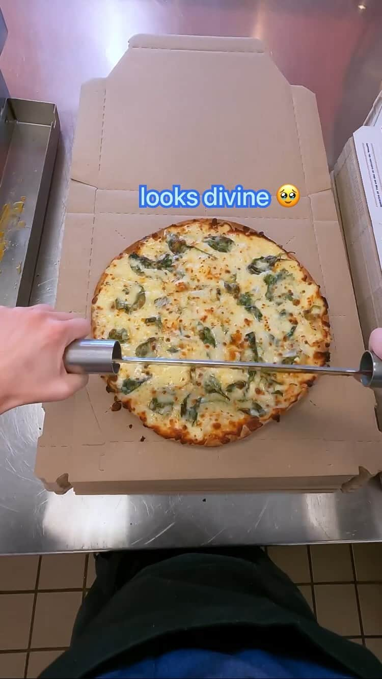 Domino's Pizzaのインスタグラム：「casually giving out all our recipes don’t tell the CEO」