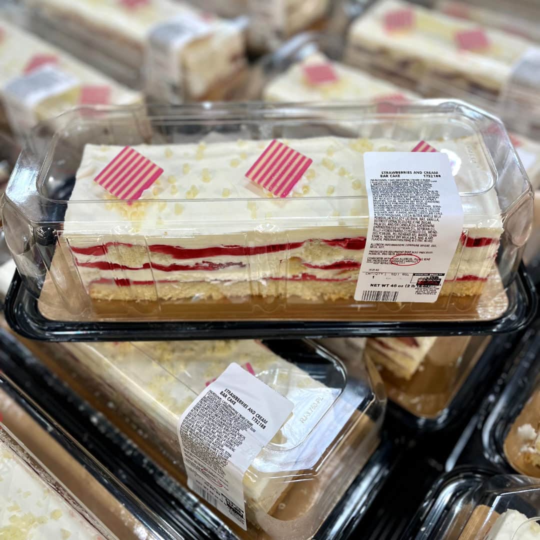 Costcoさんのインスタグラム写真 - (CostcoInstagram)「Enjoy layers of vanilla sponge cake, strawberry filling and white chocolate chip whipped cream. Pick up yours in the Costco Bakery.」7月28日 3時00分 - costco