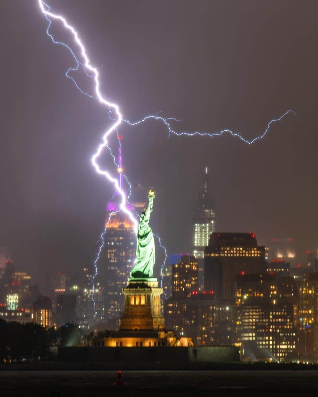 Empire State Buildingのインスタグラム：「Someone check on Lady Liberty    📷: @captiv_8」