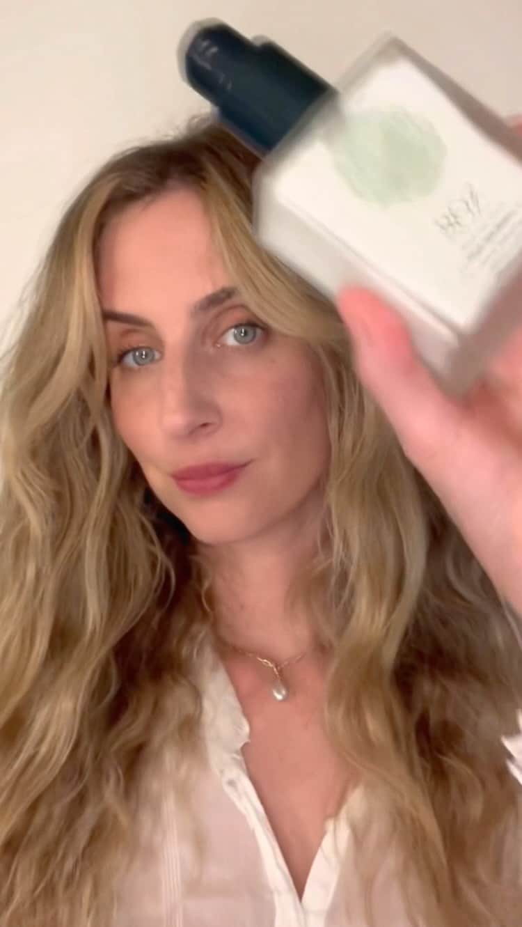 マラ・ロザックのインスタグラム：「I am absolutely OBSESSED with the @rozhair Milk hair serum. It is flying off the shelves at all salons & online stores BUT we are so excited to be getting more stock sooo very soon. Real reallll soon!  My summer air dry routine featuring the Santa Lucia Styling Oil and Milk Hair Serum. It’s the perfect 1-2 step to protect and nourish your hair all heat long 💧+🥛  Make sure you’re on our waitlist to get Milk right AWAY! *Link in bio*」
