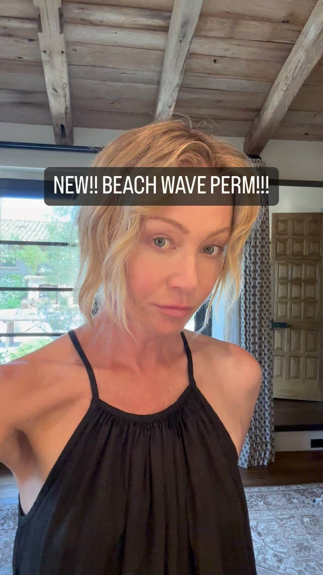 ポーシャ・デ・ロッシのインスタグラム：「I was so sick of frying my hair with hot tools and I started looking into perms! After extensive research I found @curlcult Janine Jarman who worked with chemists from around the globe to develop her patent pending formula. The Beach Wave Perm is healthier for your hair, vegan, and best of all effortless! No more hot tools!! PS…I’m not paid to do this! I just really want to show all the folks who thought I was crazy for wanting a perm! You know who you are…😘😘😘」