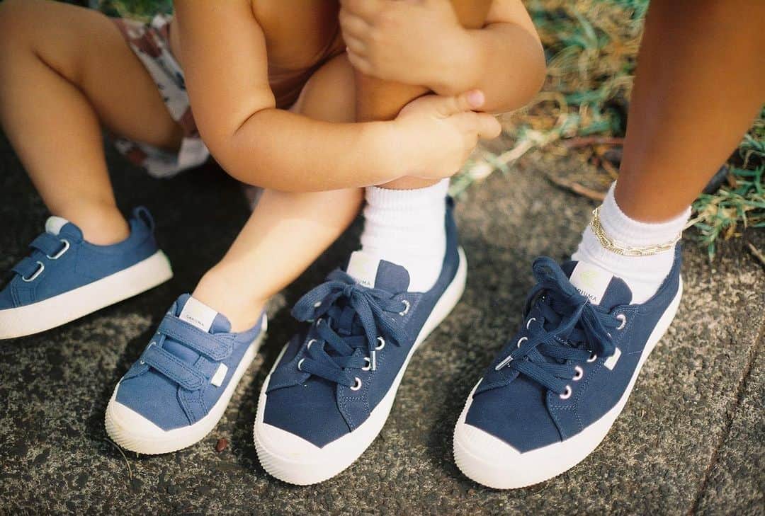 ケリア・モニーツのインスタグラム：「Mini @cariuma are officially here!! Get your matching shoes with your mini 🫶🏾🫶🏾 pc: @reannasea」
