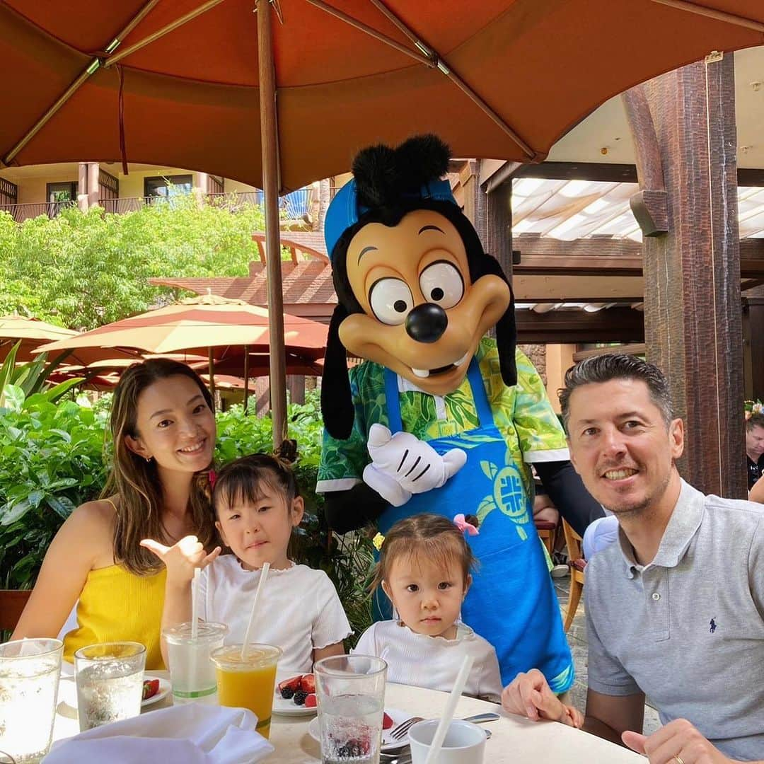 森豪士さんのインスタグラム写真 - (森豪士Instagram)「AULANIホテルでのでのDisney Breakfast😉👍🏽 ミッキーやミニーとも会えて写真撮れたり、朝食も食べ切れないくらいの量が出てきて、子供達は大満足の内容でした✌🏽 大人達は金額に…💦💦 子連れでHawaiiに行ったら一度は行ってみた方が良いかな🇺🇸 #aulanidisneyresort  #disney  #hawaii #ミートミッキー #ハワイ #ハワイの朝食」7月28日 3時21分 - tsuyoshimori