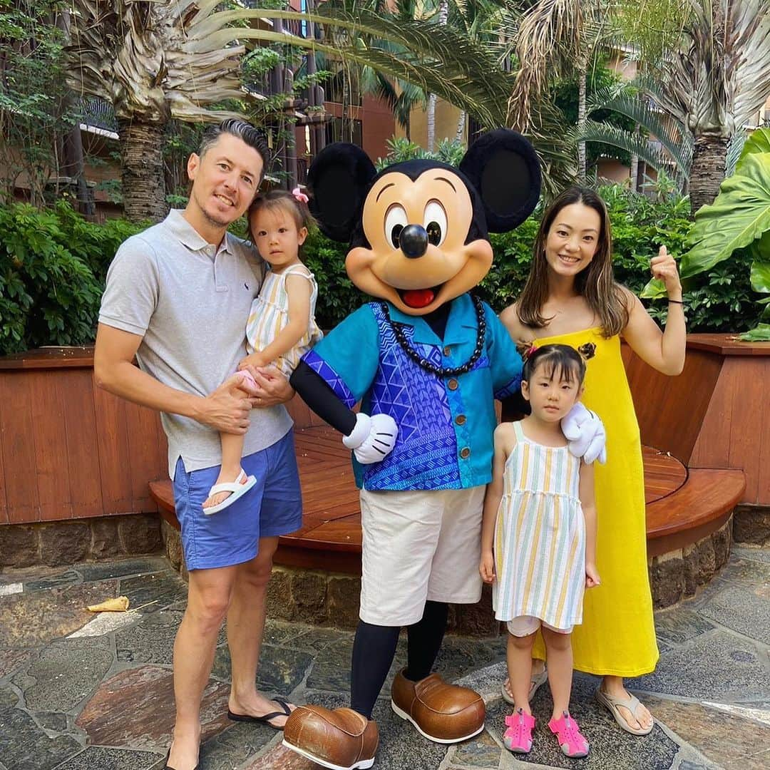 森豪士のインスタグラム：「AULANIホテルでのでのDisney Breakfast😉👍🏽 ミッキーやミニーとも会えて写真撮れたり、朝食も食べ切れないくらいの量が出てきて、子供達は大満足の内容でした✌🏽 大人達は金額に…💦💦 子連れでHawaiiに行ったら一度は行ってみた方が良いかな🇺🇸 #aulanidisneyresort  #disney  #hawaii #ミートミッキー #ハワイ #ハワイの朝食」