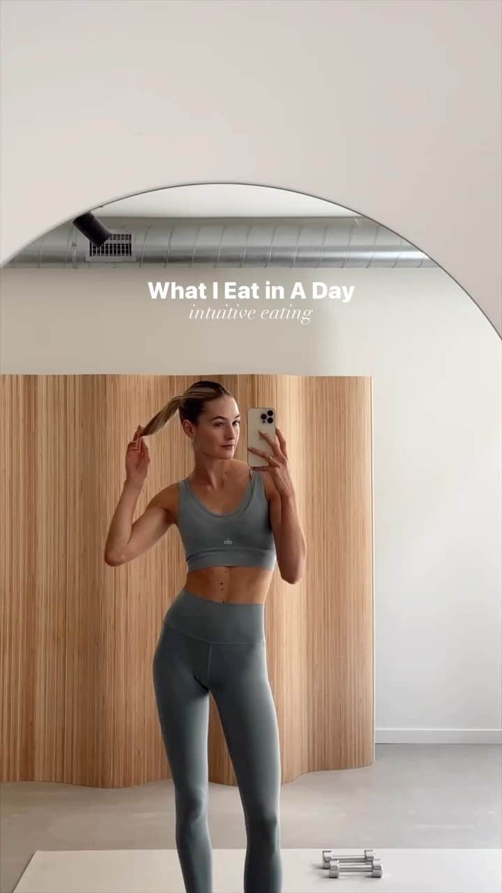 サンヌ・ヴロートのインスタグラム：「What I eat in a day for intuitive eating!   I try my best to practice eating intuitively every day, which means that I allow myself to listen to my hunger cues throughout the day and to not limit myself to yummy treats when I am craving one, such as a delicious butter croissant from @grammes_ams cafe!🥐 Reminder that this isn’t what every day looks like, but just what my body was telling me this day!  When I wake up: @drinkag1   Breakfast: Butter Croissant from @grammes_ams   Lunch: Salmon Buddha Bowl  Afternoon matcha: @nekohama   Dinner: Chicken Curry with Rice」