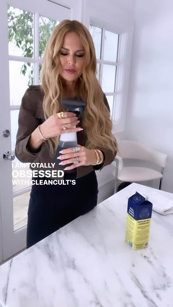 のインスタグラム：「I am always looking for ways to reduce plastic waste in my home and that’s why I love using @cleancult products. I have proudly used these #cleancult products for over a year and the glass refillable bottles are so chic! The all-purpose cleaner and dish soap are some of my favorites and they offer a wide variety of amazing scents. Get rid of the plastic habit and #jointhecleancult ✨  #boxoutplastic #noplasticfanatic」