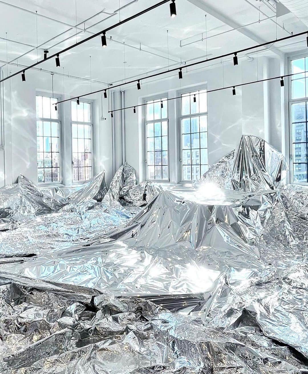 My Interiorのインスタグラム：「Shine like a diamond 💎 Fabulous Installation collab for Halston winter 2022 campaign by @thewsmoak」