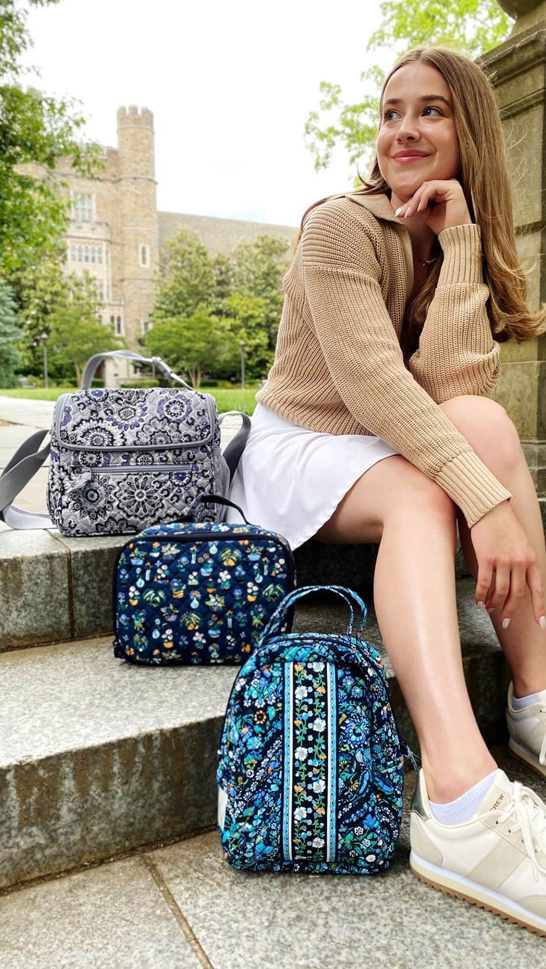 ヴェラブラッドリーのインスタグラム：「Find your “just-right” lunch bag. 🥪🥤💻 Head to stories for our Lunch Bag Comparison Guide!  #verabradley #lunch #pattern」