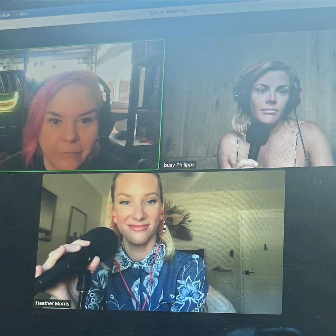 のインスタグラム：「1. @heatherrelizabethh is a delight and we loved talking to her on our podcast and I can’t wait to listen to the Bystanders podcast! 2. sweet reunion with sweet @tomberlinnnn 3. “claims”?! b*tch, please. 4. @instacais and I have different shades of pink hair but both felt the love for a CERTAIN movie we saw 5. 💯 6. PIG POT BIDDING IS LIVE with all money to benefit @alifeinthearts 🐷❤️ LINK IN PROFILE 7. @instacais is right- the news is messing with me. HOW CAN IT NOT?!?!?! 😭🌎🔥」