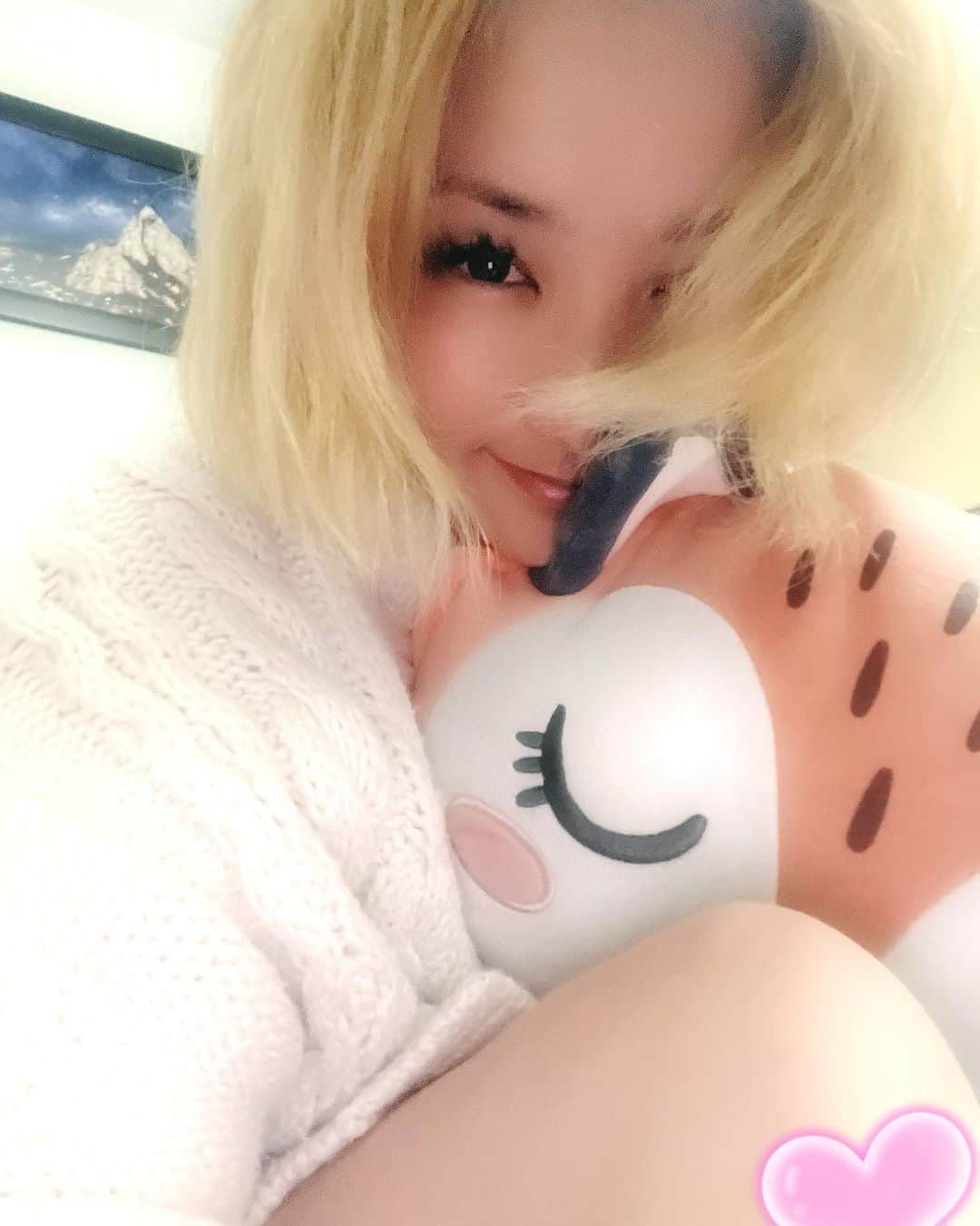希良梨のインスタグラム：「Back to México 🇲🇽   私は、LAに行ってたよ😊 メキシコ🇲🇽からなので、 恋しかった日本食を目指しました😆💕🏝️🌊🛬  旅の内容は主に日本食をたらふく食べるというものでした😂🤣🌅💗 観光もちょこちょこっと🤣💕 今度はしっかり観光もしたいけどいつも自分らしくでいいや🤣💕 沢山カルフォルニアの風を浴びてきた🥰🏝️🌊  旅はやっぱりローカルっぽい感じがお好き😚 どれも美味しかったけどw 写真の韓国冷麺🇰🇷はLAで人気のお店だって☺️  でも、ほんとーに、 幸せいっぱい太って帰って来ましたww🤣  とにかく優しくて温かい旅でした☺️☀️🌊  Have a nice day🙌🌸 Que te vaya bien 😘  ・ ・ ・ ・  #losangeles #california #la #trip #foodphoto #japanesefood #koreafood #happy #sunnyday #goodvibes #thankyou #loveislove #mexico #méxico #mexicocity #japanese #tokyo #japan」