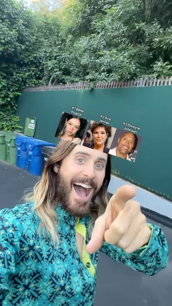 のインスタグラム：「Do u see it? 😂🕺🏻💃🏻💃🏻 @bellapoarch @krisjenner @therock」
