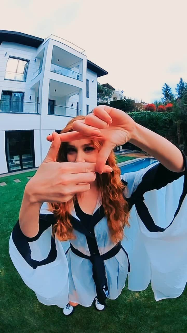 Elcin Sanguのインスタグラム：「Havalara istinaden:) 📹: @cultpowerhouse」