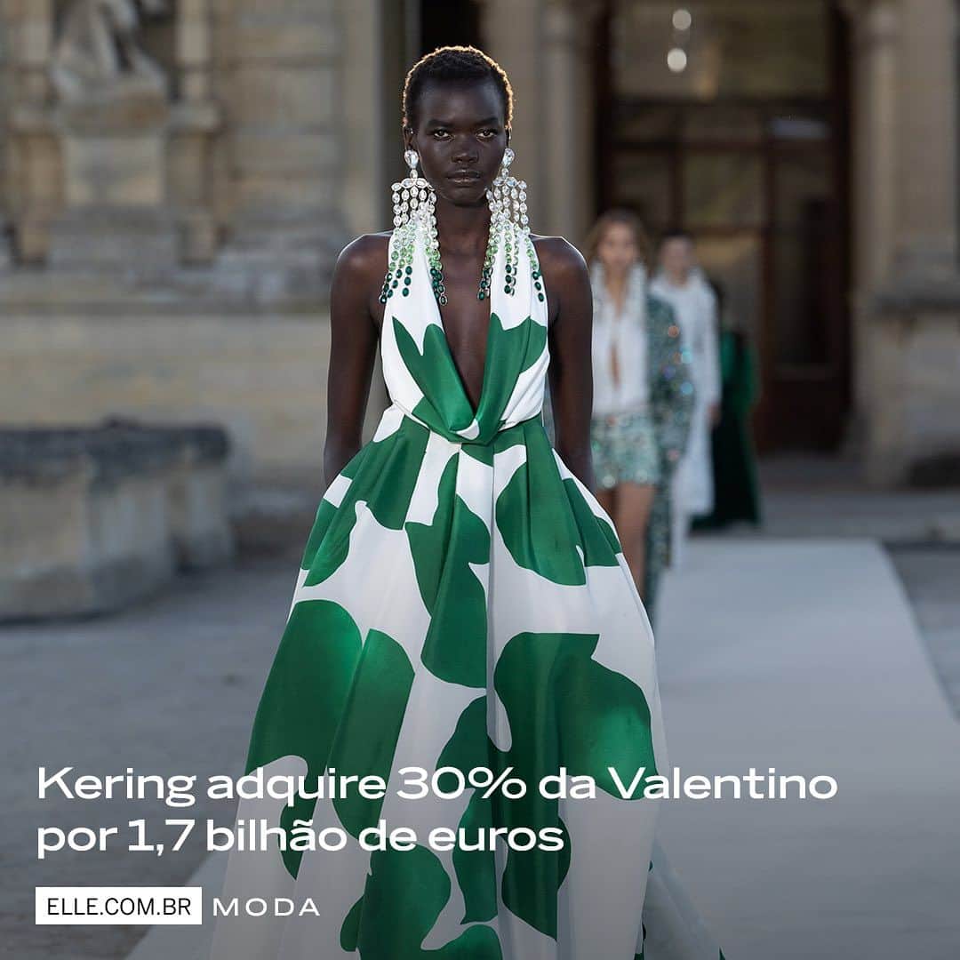ELLE Brasilのインスタグラム：「Dona de marcas como @gucci, @balenciaga e #BottegaVeneta, o grupo Kering virou acionista da @maisonvalentino, por meio de uma parceria com o fundo de investimento Mayhoola, do Catar. O número significativo de 30% das ações, adquirido por 1,7 bilhão de euros, permite que o grupo participe do conselho da marca de luxo, que se tornou uma das mais respeitadas – e lucrativas – do mercado. Fundada em 1960 por Valentino Garavani, essa é uma estratégia implementada pelo CEO Jacopo Venturini. "Estou muito satisfeito com este primeiro passo em nossa colaboração com Mayhoola para desenvolver a Valentino e seguir na jornada de elevação da marca que o CEO continuará a liderar", disse François-Henri Pinault, presidente e CEO da Kering. O acordo inclui a opção de que a etiqueta seja completamente adquirida pelo grupo até o ano de 2028.」
