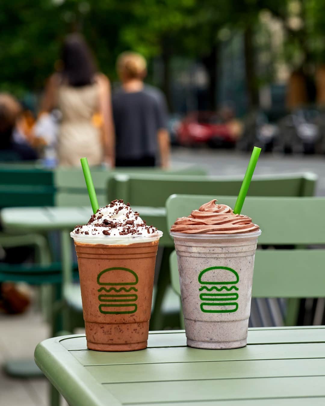 SHAKE SHACKさんのインスタグラム写真 - (SHAKE SHACKInstagram)「One for you, one for who? 👇   The Triple Chocolate Brownie Shake (left) and the Oreo Cookie Funnel Cake Shake (right), served cold all summer long.」7月28日 4時07分 - shakeshack