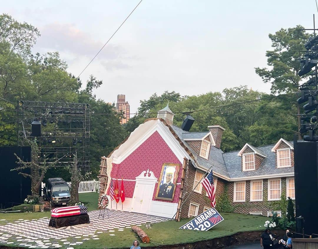 シャノン・ウッドワードのインスタグラム：「The @publictheaterny production of HAMLET is one of my favorite I’ve ever seen. See it if you can. I entered the lotto every day til I got a ticket, and i’m glad I did.」