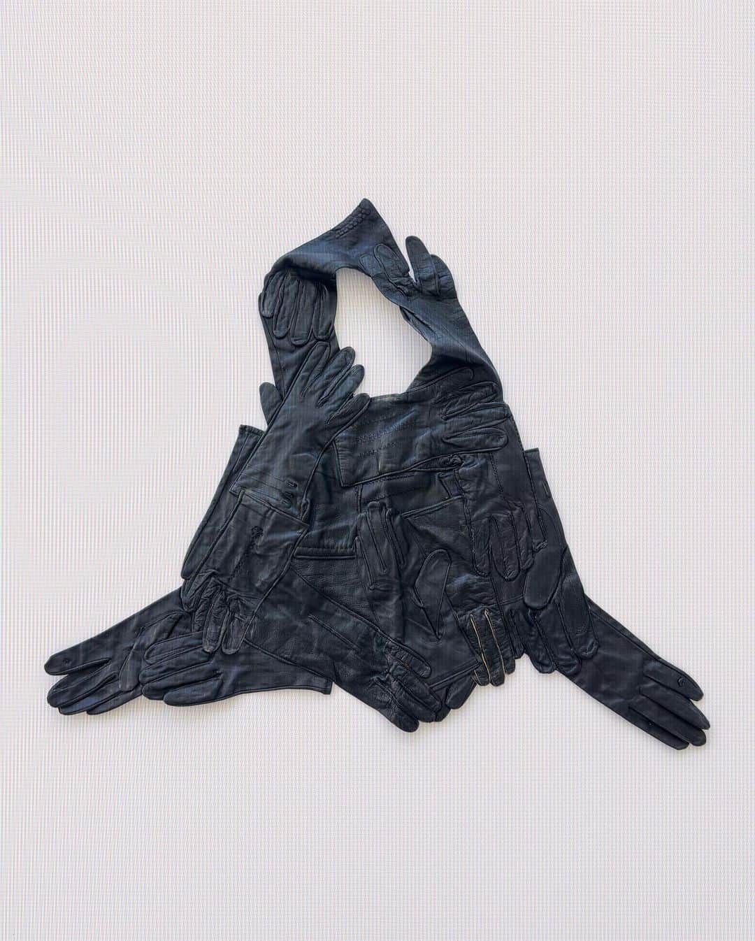 ジェニファー・グレースさんのインスタグラム写真 - (ジェニファー・グレースInstagram)「I'm very proud of my Margiela archive, from my first piece, Martin's spring 2001 kidskin glove vest, which I acquired in 2013, created from recovered gloves, and my most recent acquisition, this 1997 Semi Couture dressmaker bodice apron 🖤」7月28日 4時31分 - thenativefox