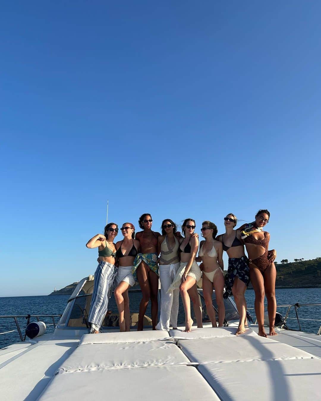 アリシア・デブナム・キャリーのインスタグラム：「Words cannot describe the kind of joy I had for my birthday week. Surrounded by some of my closest girls, in the most beautiful setting. I’m still day dreaming of it. 🤍✨👯‍♀️」